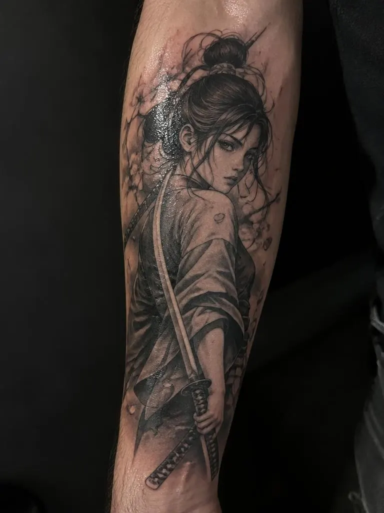 Tatuagem de samurai estilo anime no antebraço