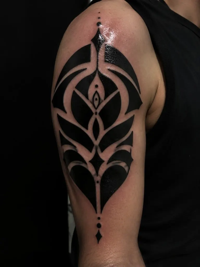 Tatuagem blackwork ornamental no braço