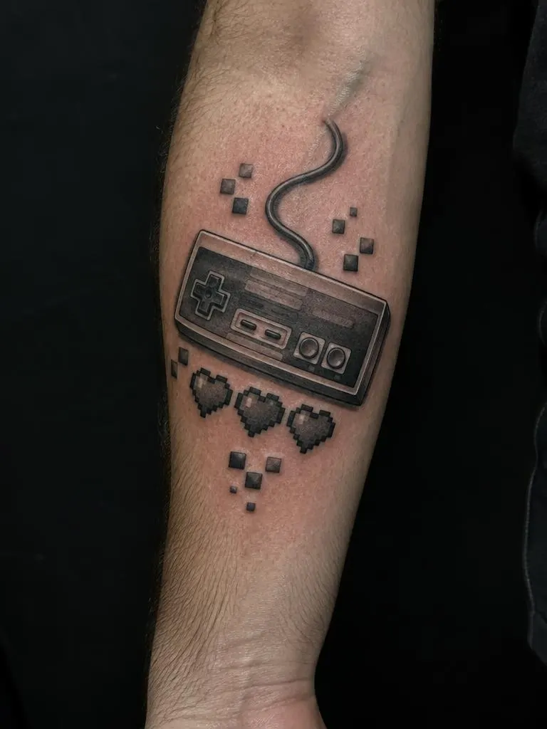 Tatuagem de controle de videogame com corações pixelados